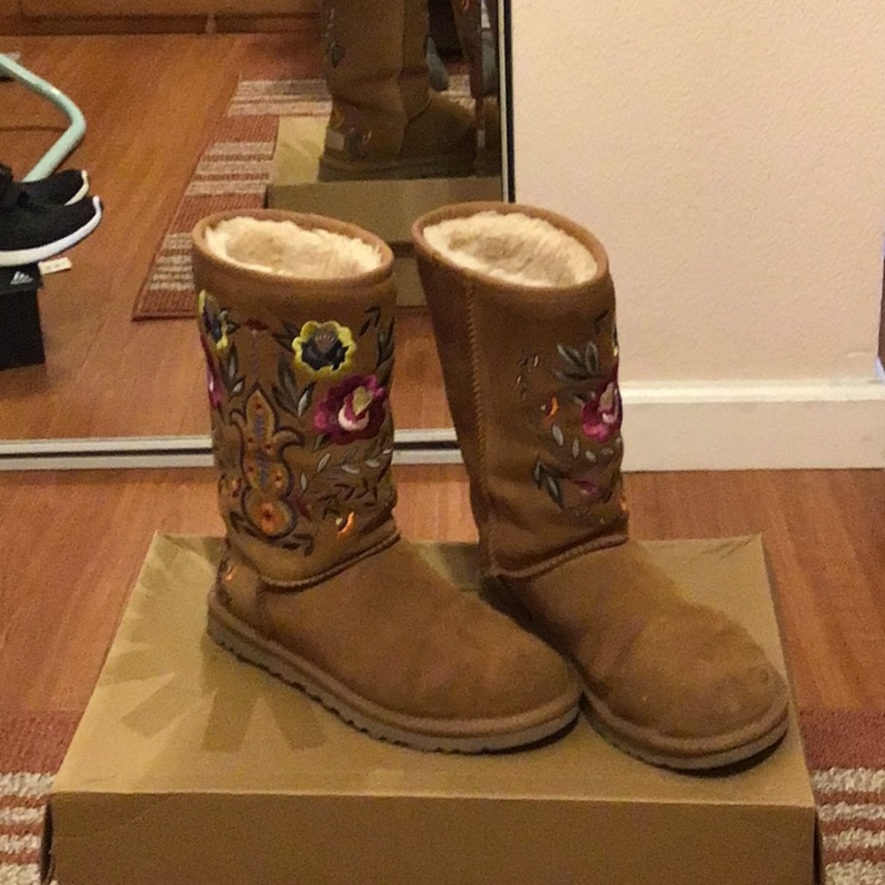 I’m selling a pair of uggs size 6